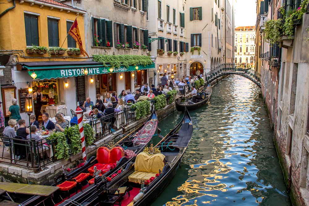 Restaurante canal em Veneza