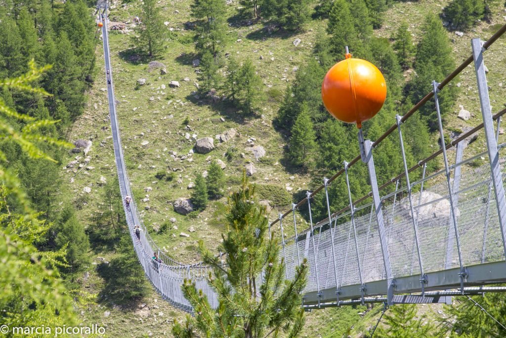 ponte suspensa na Suíça