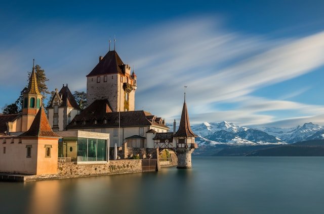 castelos lago Thun oberhofen