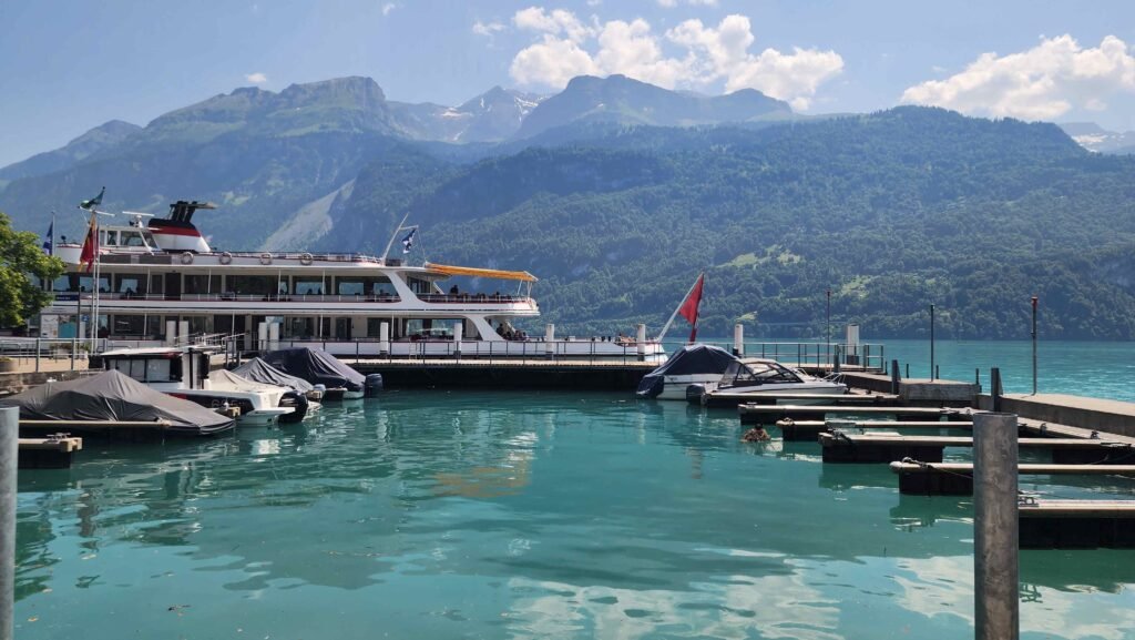  passeio de barco no lago Brienz